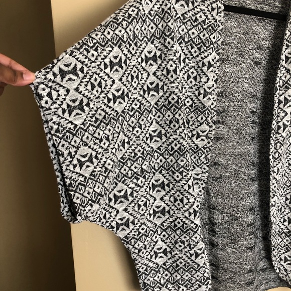 XHILARATION Black And White Cocoon Sleeve Sweater - Picture 3 of 7